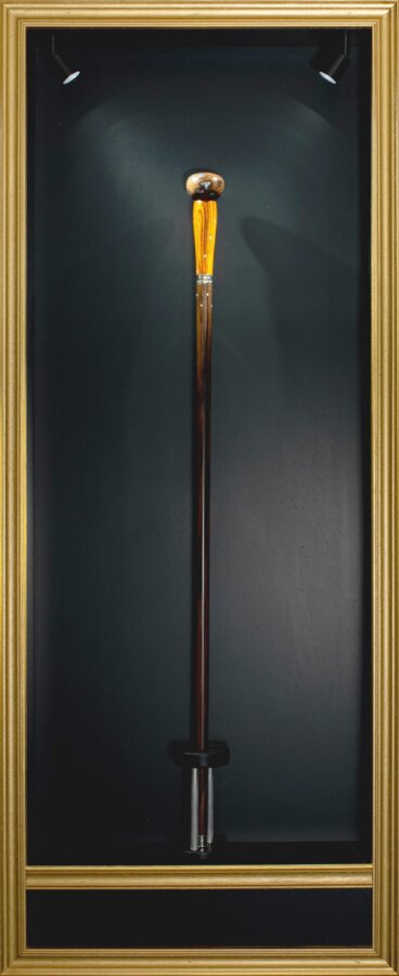 Destinée à être portée, elle sort de son cadre usuel pour entrer dans un autre cadre, celui de l’art. Cadre canne Eclats.