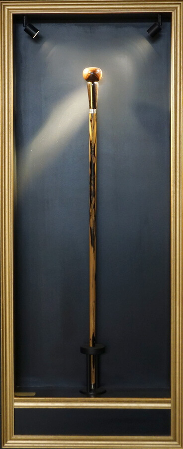 Destinée à être portée, elle sort de son cadre usuel pour entrer dans un autre cadre, celui de l’art. Cadre canne Le tour du Monde en Couleur<br />
Designed to be worn, the cane comes out of its usual frame to get in another framework, the one of art. 