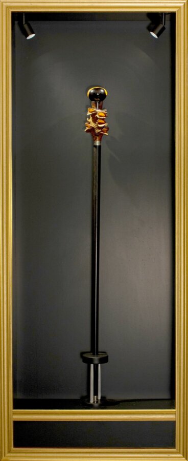 Usually the final point of the work, the frame becomes the starting point. The cane, until then, a prestigious ornamental item, becomes the medium to convey a larger message, revealed or hidden according to the spectator’s goodwill, which becomes the creator. Designed to be worn, the cane comes out of its usual frame to get in another framework, the one of art. Lighting, traditionally outside, is an integral part of the work. The precious stones and wood that would be locked behind a window express themselves under the spectator’s delighted eyes.