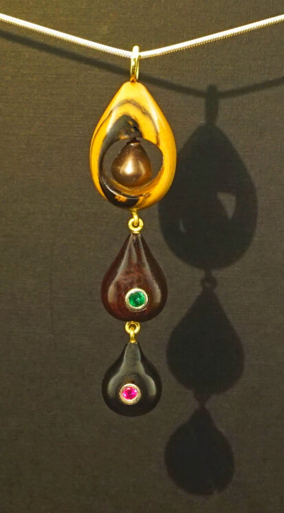 Pendentif - Bois - Perle - Emeraude - Rubis. Un pendentif unique créé avec du bois précieux, des pierres précieuses et l'or 18 carats.
