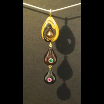 Pendentif 7, bois perle émeraude rubis
