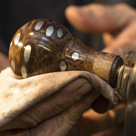 Fabrication d'une canne de prestige sur mesure par l'artisan Pierre Vanherck - travail du bois précieux
